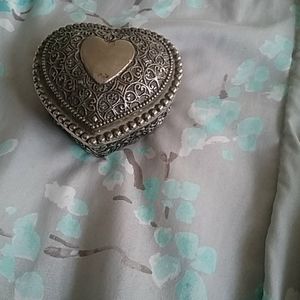 Im selling a heart shaped jewlery box.